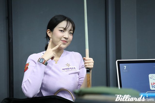 PPQ를 통과한 전지우가 여유로운 포즈로 사진을 찍고 있다.