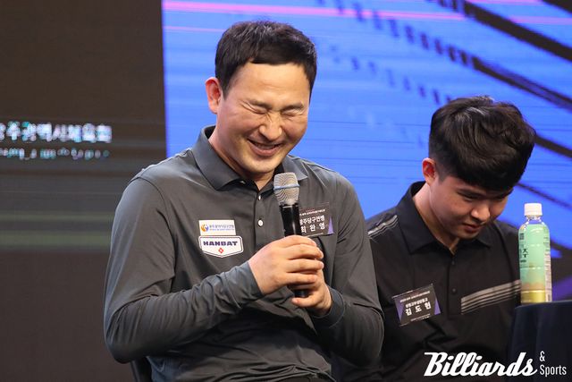 난처한 질문에 웃음으로 대답하는 최완영.