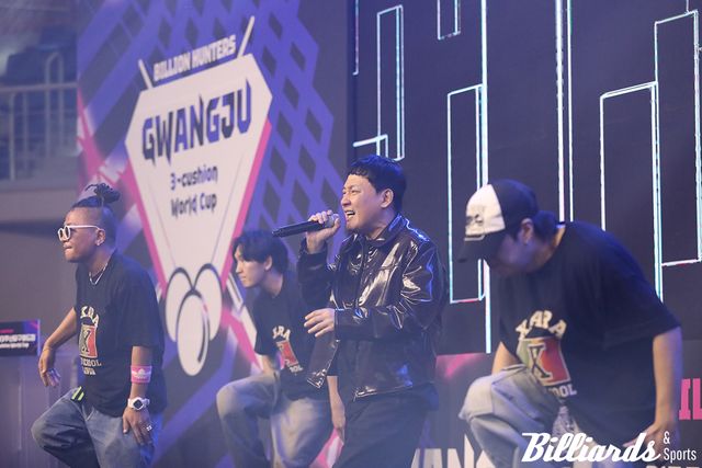 축하무대를 꾸미고 있는 현진영