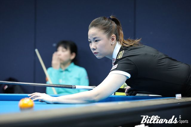 응우옌호앙옌니가 하야시 나미코와 PQ 경기를 치르고 있다.