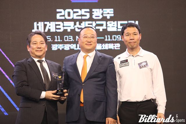 준우승을 차지한 허정한 팀. 왼쪽부터 베리미디어 하용운 대표, 광주당구연맹 박종규 회장, 허정한.