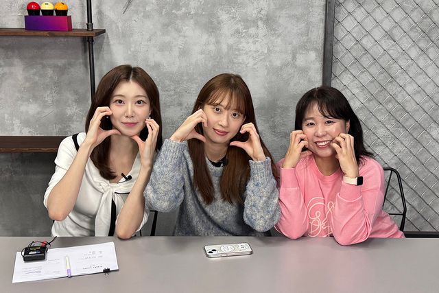 방송 녹화 후 기념 촬영. 왼쪽부터 박서영 아나운서, 최봄이, 김민영 기자.