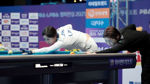 김가영 vs 정수빈의 32강전 뱅킹 장면.