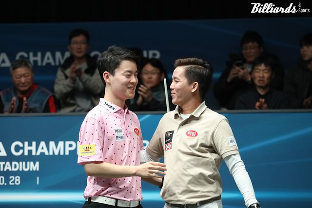 지난 6차 투어에서 유럽 레전드와 베트남 선수들을 꺾고 우승한 김영원은 이번에는 튀르키예 군단과 치열한 승부가 예상된다. 사진은 김영원이 6차 투어 준결승에서 대결한 응우옌프엉린(하림)과 승리 후 인사를 나누는 모습.