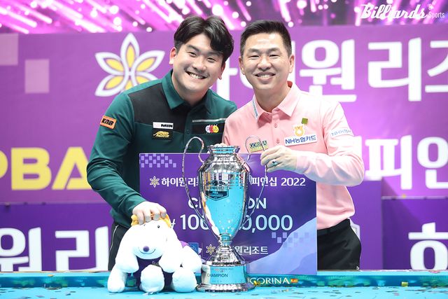 2022년 12월에 처음 열린 하이원리조트 챔피언십에서 우승한 마민껌(NH농협카드·오른쪽)과 준우승한 오태준(크라운해태·왼쪽). 오태준은 지난 시즌 6차 투어 결승에서 김영원에게 져 준우승에 그쳤다.
