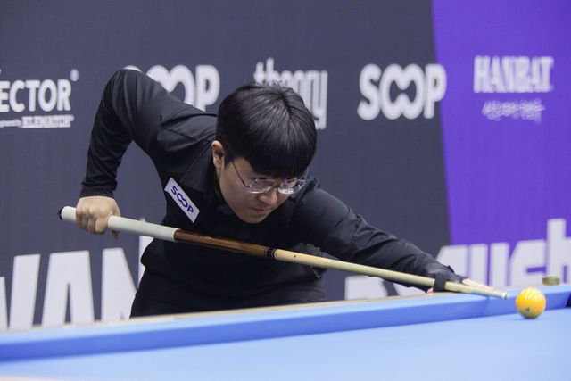 한국의 10대 유망주가 프로당구 챔피언을 꺾었다. 김건윤이 5일 열린 광주 3쿠션 당구월드컵 예선 3라운드에서 비롤 우이마즈(튀르키예)에게 승리하며 최종예선에 진출하는 기염을 토했다.&nbsp; 사진=SOOP 제공