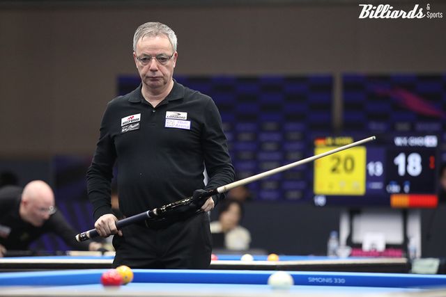 딕 야스퍼스(네덜란드)는 A조에서 1승 1무 1패를 기록하며 3위에 머물러 32강에서 탈락했다.