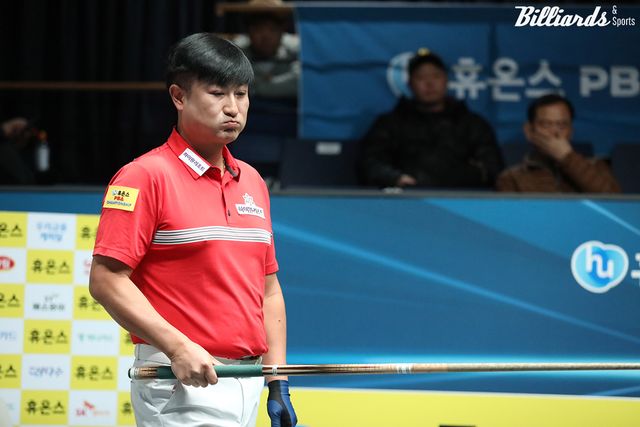 이충복(하이원리조트)은 팀 동료 임성균(하이원리조트)에게 져 탈락했다.