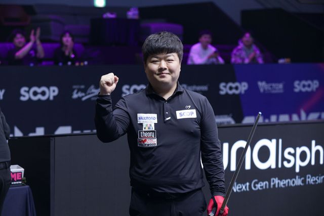 결승에 선착한 조명우가 카메라를 보고 화이팅을 하고 있다.