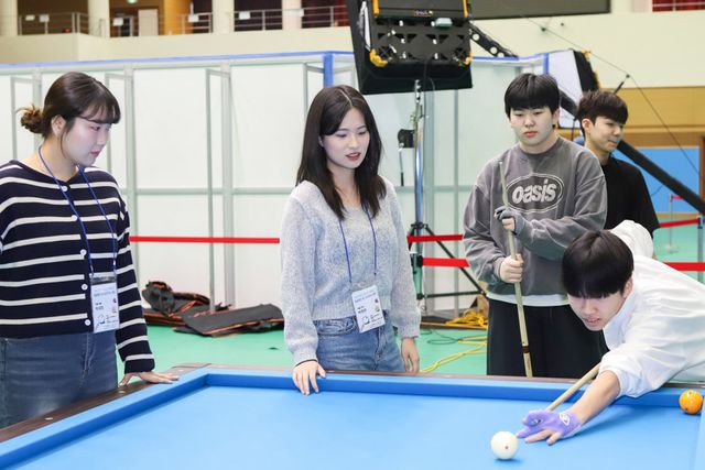 KBF 큐리터러시캠프에 참석한 유정찬이 박정현, 박세정 등 전문선수들에게 원포인트 레슨을 받고 있다. 대한당구연맹 제공