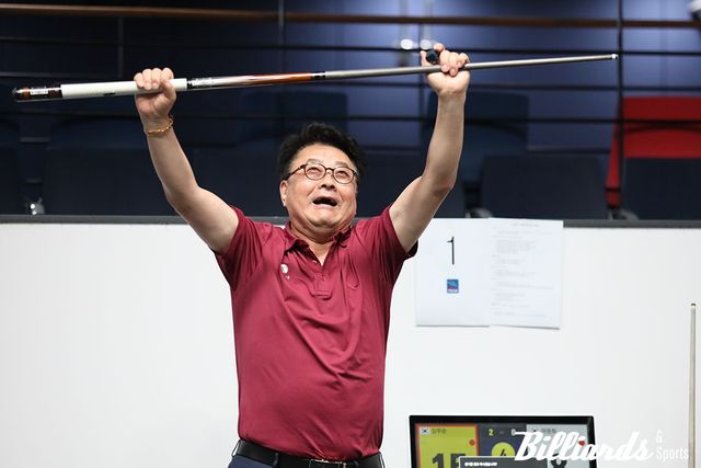 올 시즌 개막전에서 우승한 '70세 백전노장' 김무순이 우승 직후 기뻐하고 있다. 사진=이용휘 기자