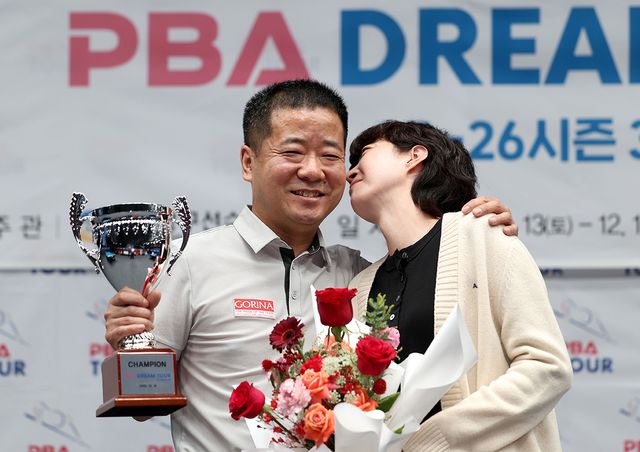이종주가 프로당구 투어에서 사상 첫 우승을 차지했다. 아내 임정숙(크라운해태)과 우승을 축하하는 이종주.&nbsp; 사진=PBA 제공