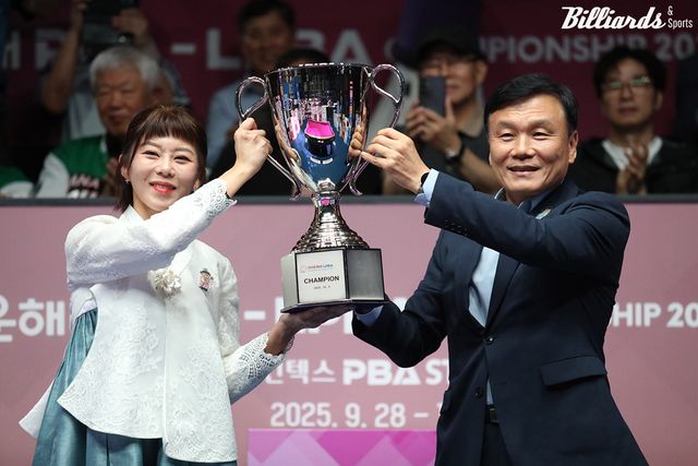 지난 10월 열린 '크라운해태 LPBA 챔피언십 한가위'에서 우승을 차지한 김가영. 오른쪽은 시상자 기종표 크라운해태 단장. 이용휘 기자