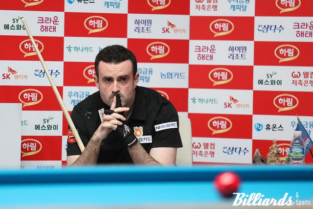 쩐득민의 경기를 지켜보고 있는 안토니오 몬테스