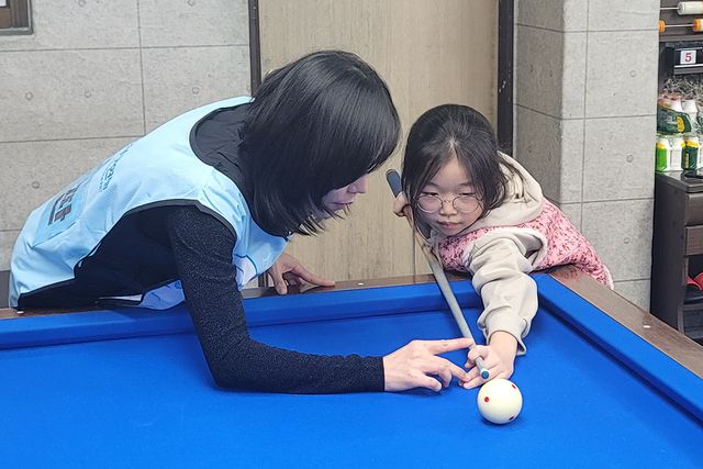 '2025 KBF 아이리그'에 참여하고 이솔 양이 기초부터 차근히 당구를 배우고 있다. 대한당구연맹 제공