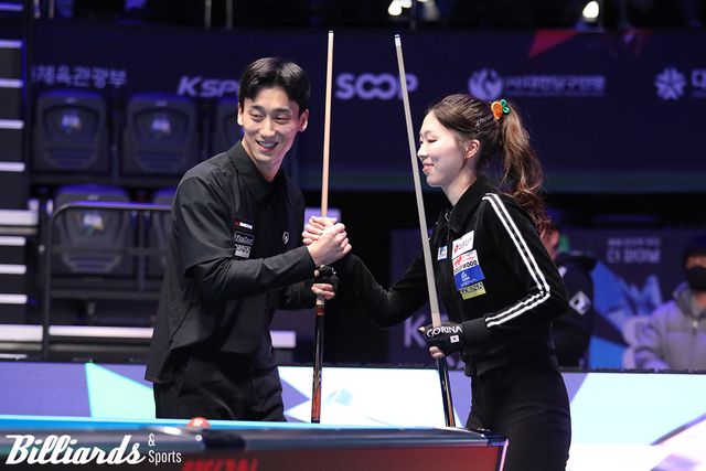 결승전 뱅킹 전 밝은 표정으로 인사를 나누고 있는 권호준과 서서아.