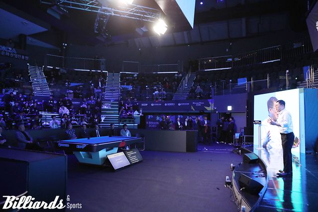 비전선포식에 참석한 당구선수들과 동호인들 및 관계자들이 서수길 회장의 발표를 경청하고 있다.