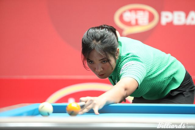 스롱 피아비(우리금융캐피탈)가 임정숙(크라운해태)을 세트스코어 3-2로 어렵게 꺾고 8강에 진출했다.