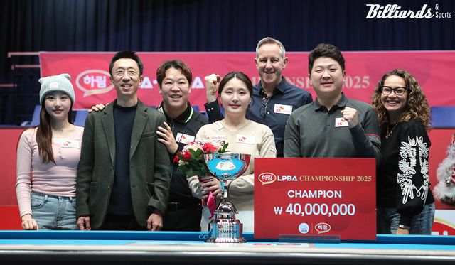 강지은의 우승을 축하하는 SK렌터카 선수들.