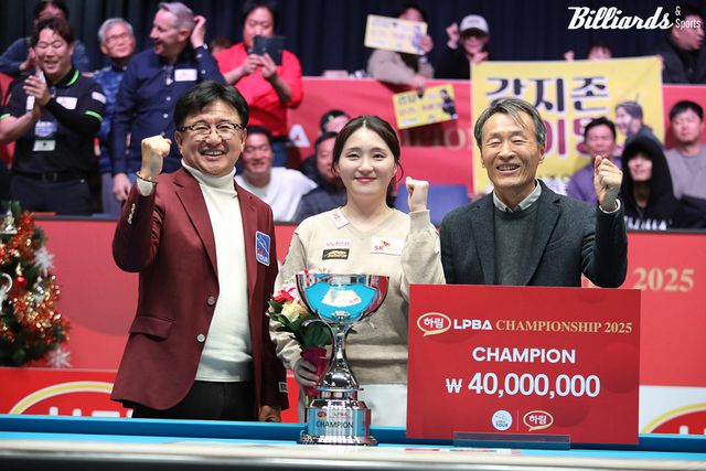 왼쪽부터 PBA 장상진 부총재, 우승 강지은, 하림지주 문경민 전무이사.