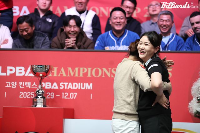 결승 종료 후 김민아를 안아주는 강지은.