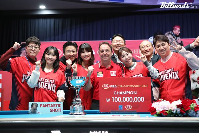 산체스와 소속 팀 웰컴저축은행 선수단.