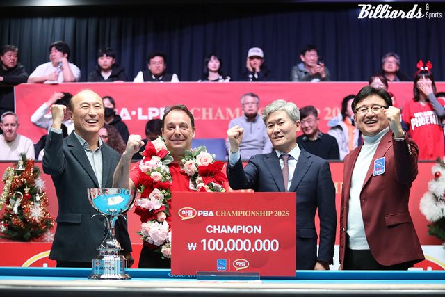 시상식에서 산체스(가운데)와 웰컴저축은행 김대웅 대표이사, 하림 천세기 최고재무책임자, PBA 장상진 부총재(왼쪽부터).