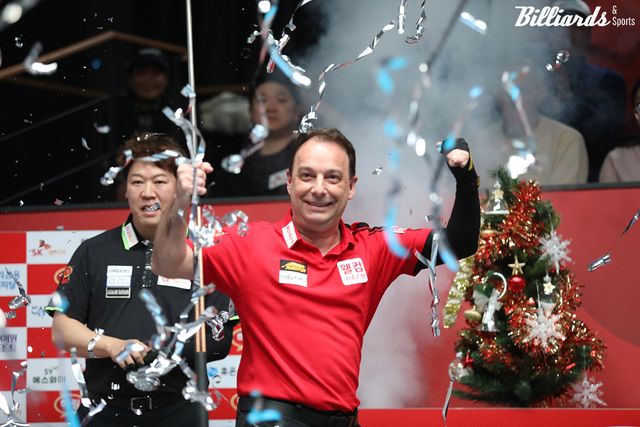 결승에서 승리한 산체스가 두 팔을 들고 기뻐하고 있다.