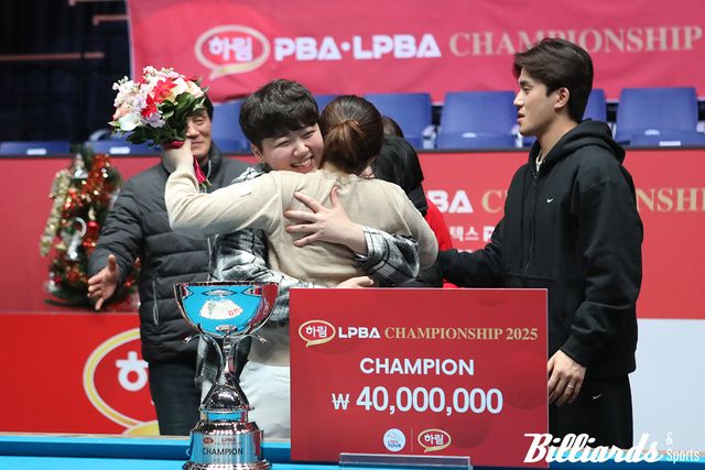 우승한 강지은을 축하해주는 백민주