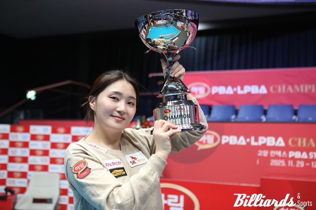 4년 만에 우승컵을 높이 들어올린 강지은.