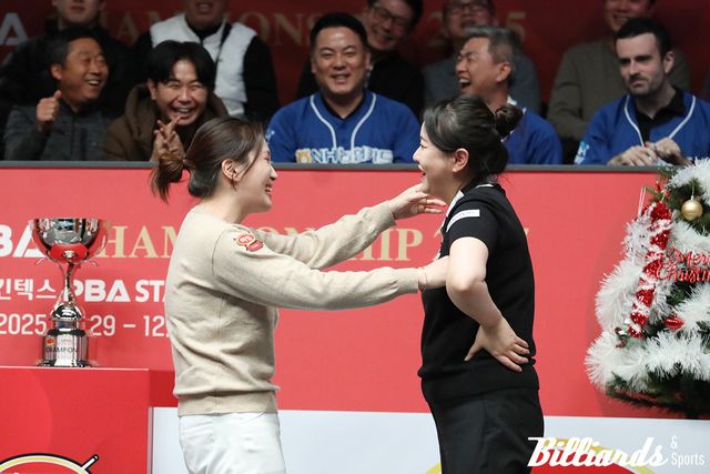 치열한 공방전 끝에 럭키샷 우승을 한 강지은이 김민아에게 미안한 마음을 전하고 있다.