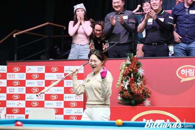 우승이 확정되자 환호하는 강지은.