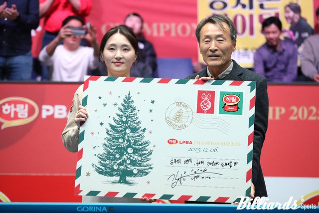 우승자 강지은이 크리스마스 메세지를 전하고 있다.