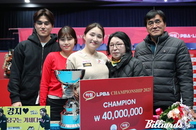 가족들과 함께 기념사진을 찍고 있다.