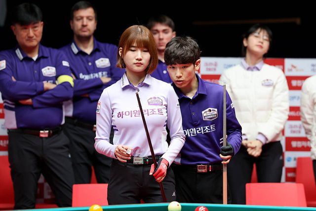 4세트에서 김현우1-김보미(NH농협카드)를 9:3을 제압한 용현주-임성균(하이원리조트).