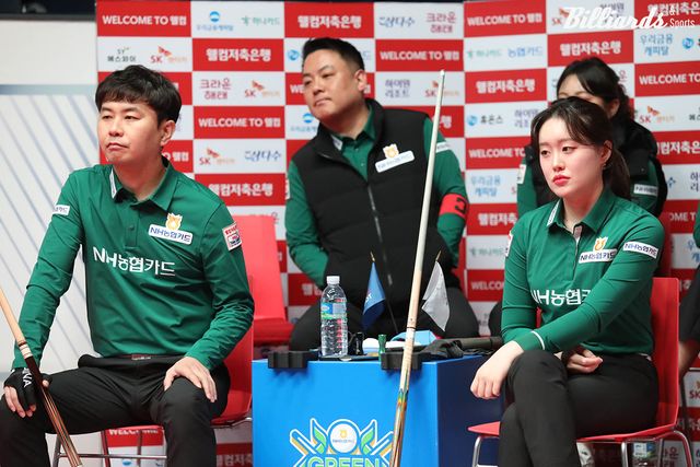 4세트 혼합복식전을 승리한 NH농협카드의 김현우1-김보미.