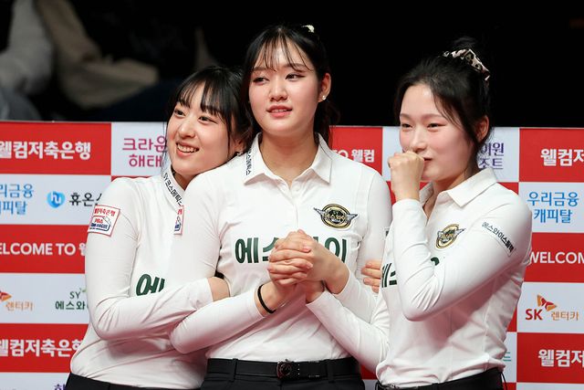 매치포인트에 도달한 박인수의 마지막 샷을 초조하게 지켜보는 에스와이의 장가연, 권발해, 한지은.&nbsp;