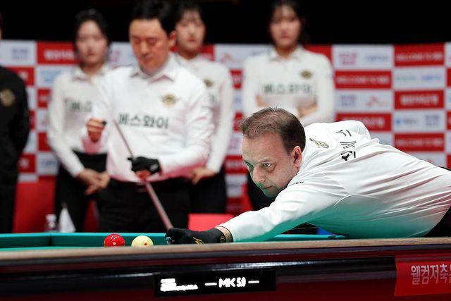 황득희와 호흡을 맞춰 3이닝 만에 11:1로 승리하며 1세트를 차지한 다니엘 산체스(에스와이)