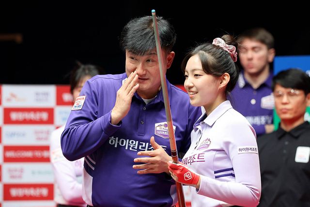 하이원리조트 하이원 위너스의 주장 이충복과 전지우. 하이원리조트도 이날 우리금융캐피탈을 꺾고 2연승을 올렸다.&nbsp;