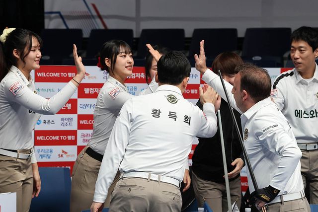 1세트 승리 후 기뻐하는 에스와이 빌더스.