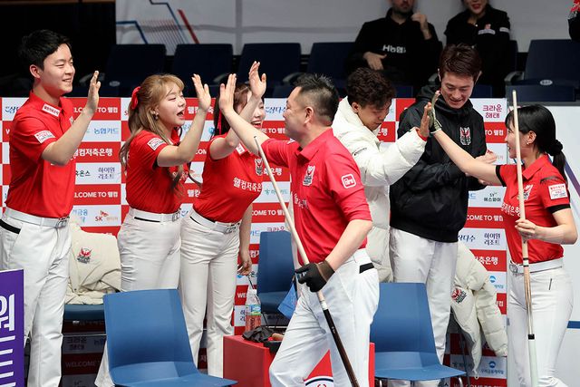 4세트 승리로 추격의 불씨를 살린 서현민-최혜미(웰컴저축은행)