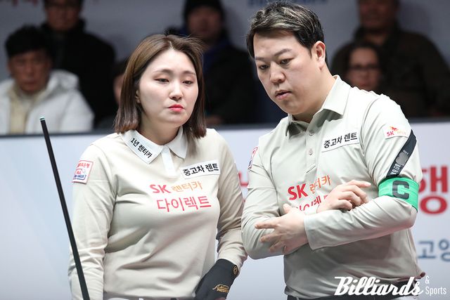 벤치타임아웃을 부르고 주장 강동궁과 상의하고 있는 강지은.