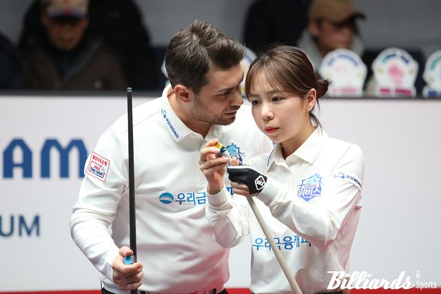 4세트에 나선 우리금융캐피탈의 잔 차파크와 김민영