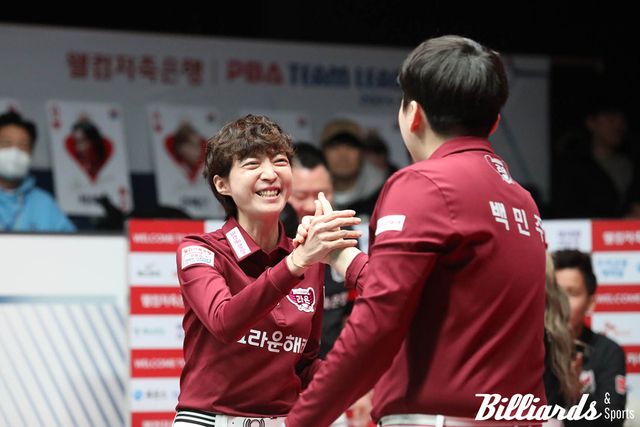 2세트 승리를 차지한 크라운해태의 임정숙과 백민주.