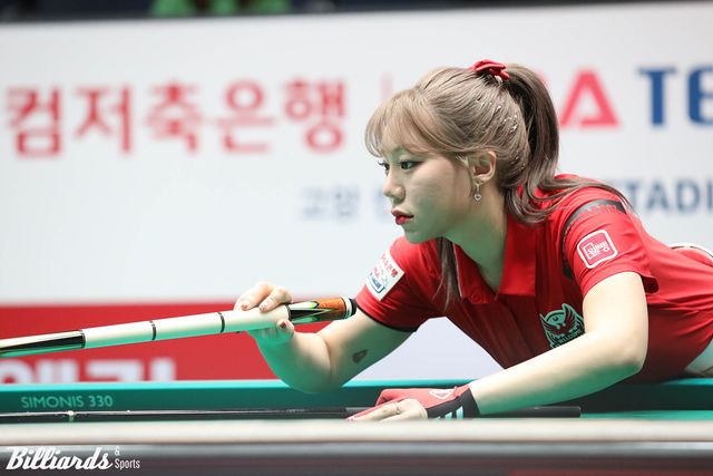 웰컴저축은행 김예은은 2세트에 하이런 8점을 올리고 6세트를 따내 승리를 견인했다.