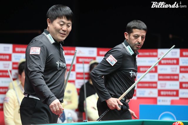 1세트 남자복식에서 활약한 무라트 나지 초클루(오른쪽)와 하나카드 주장 김병호.