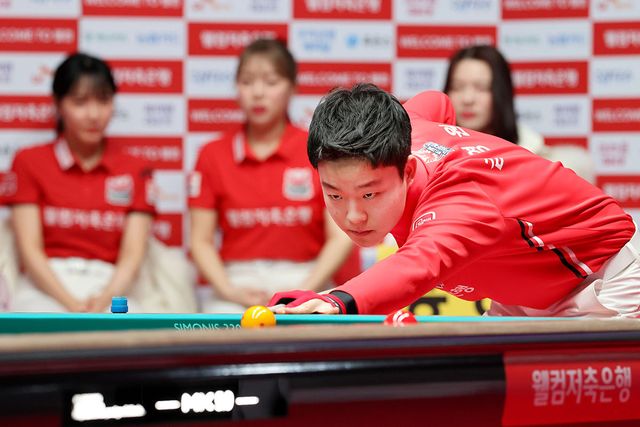 3세트에 강민구(우리금융캐피탈)를 15:12로 물리친 웰컴저축은행의 대체선수 김영원. 사진=PBA&nbsp;