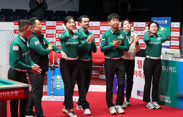 경기 후 아쉬운 표정으로 관중들에게 인사하는 NH농협카드 선수들.