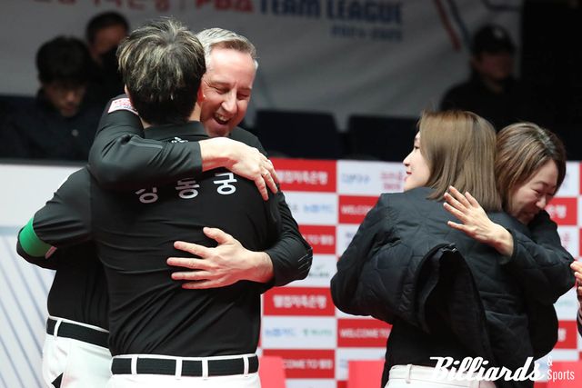 7일차 경기에서 승리 후 포옹하고 있는 에디 레펀스와 강동궁, 그리고 히다 오리에와 강지은.&nbsp;