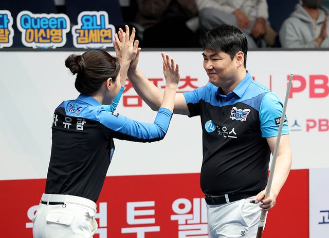 이날 1세트와 5세트를 승리한 휴온스 이상대가 차유람과 하이파이브를 하고 있다.